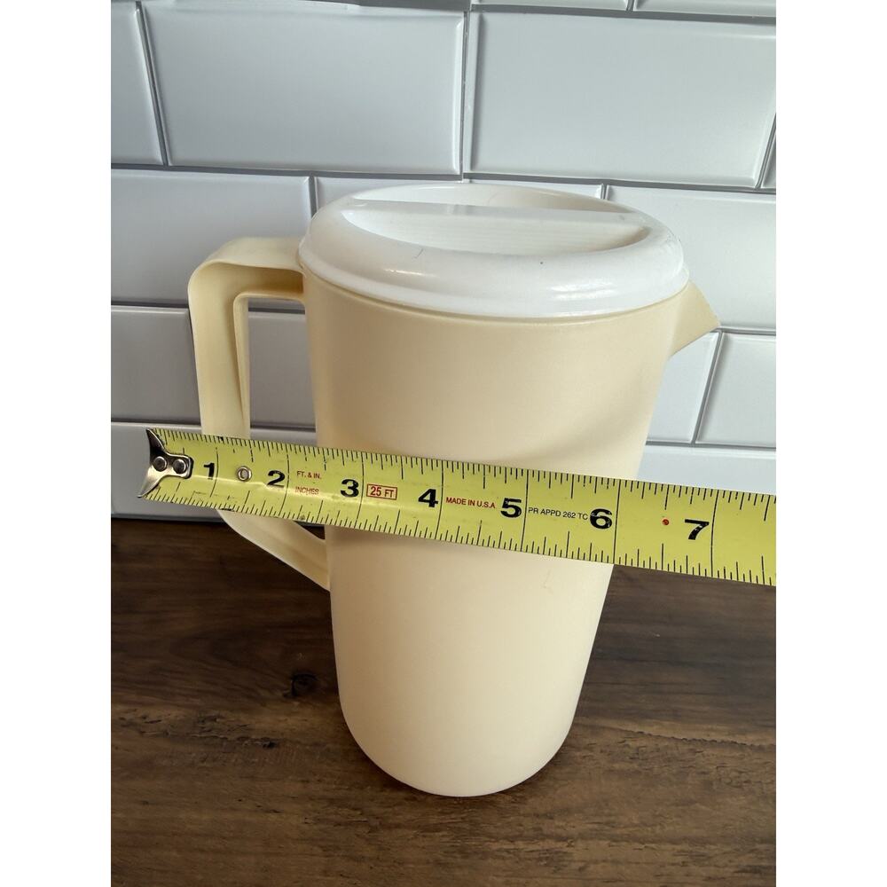 Vintage Medium Rubbermaid 2 1/4 Quarts Drink Juice Tea Pitcher - Ivory with Lid - Picture 7 of 7